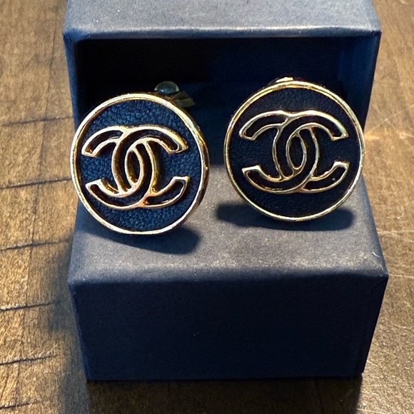 Chanel Vintage CC Logo Earrings - Picture 10 of 10
